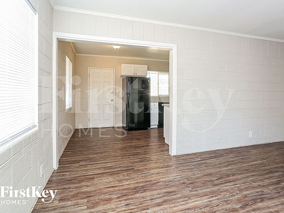 4th image of 619 Essex Dr E