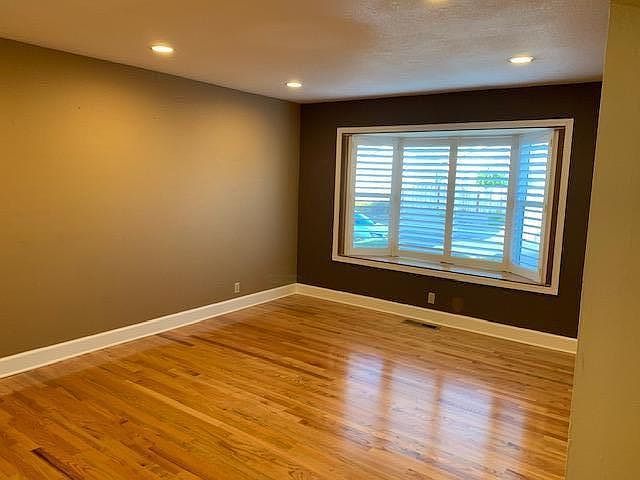 Living room with bay-window and hardwood floor