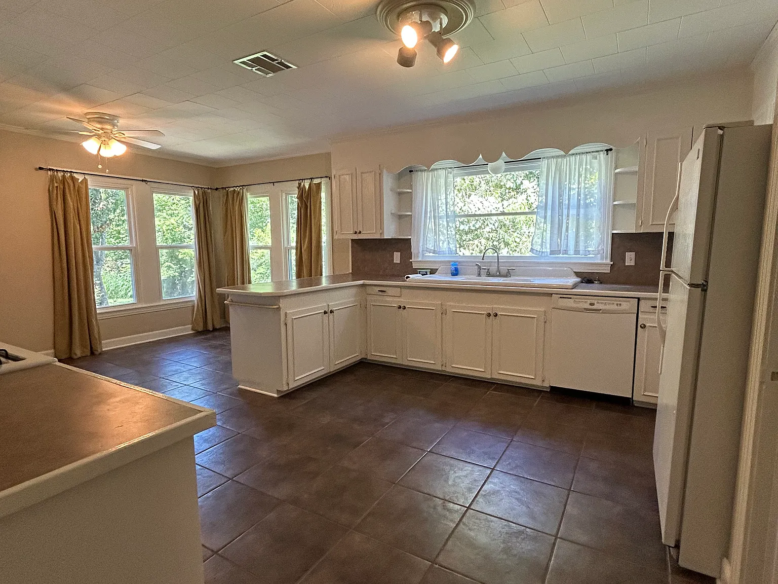 3 bed, 2000 sqft, $1,800 — Photo 2