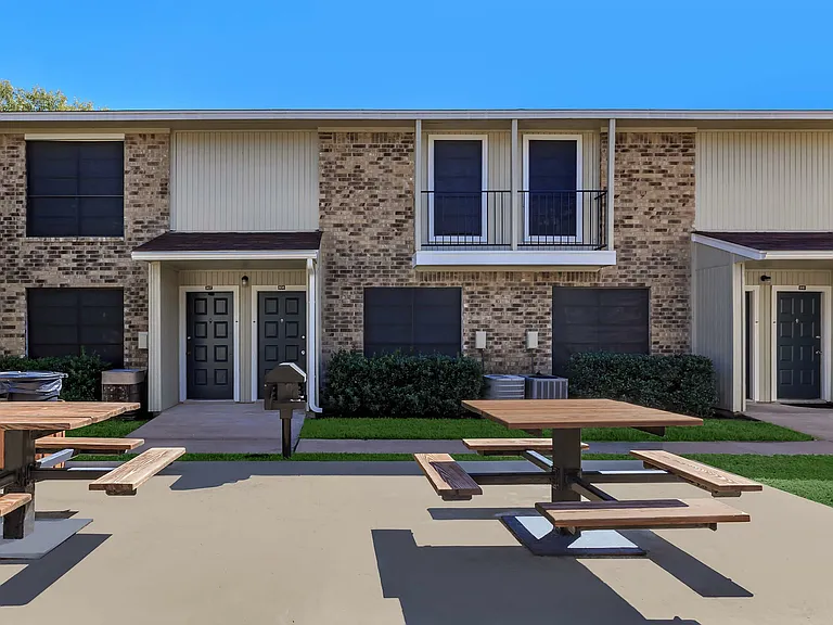 Wood Trail Apartments — Photo 19
