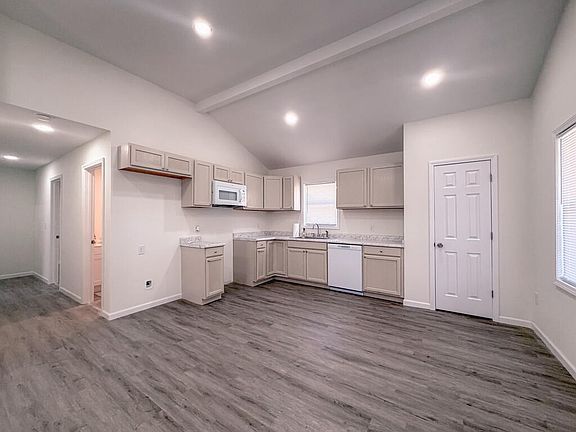 4th image of 200 Kentucky Ave