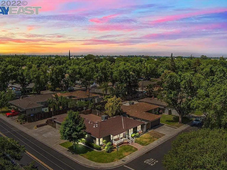 1502 Oakwood Dr — Photo 1
