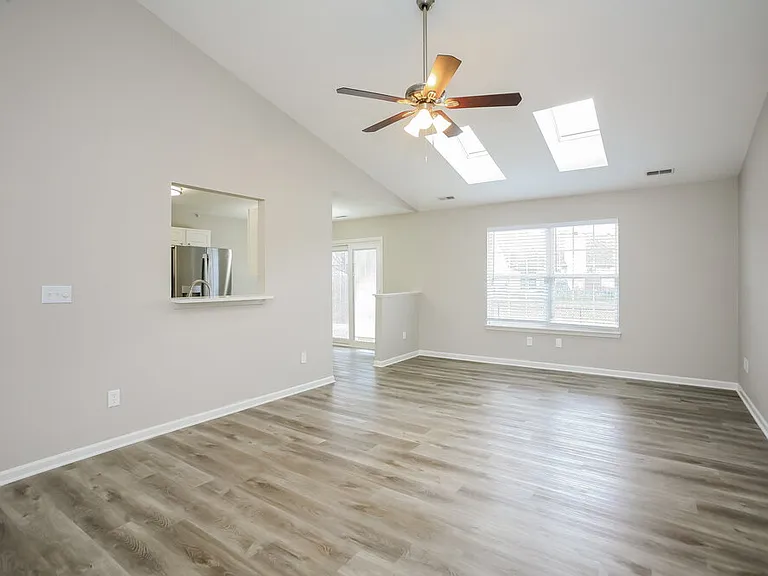 221 Pennwood Ln — Photo 4