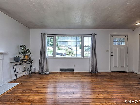 4th image of 297-299 Summit Street