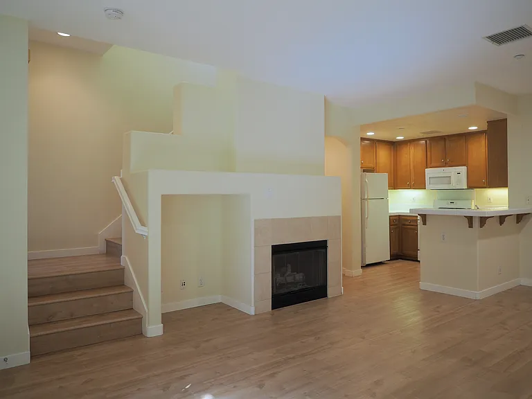82 Vermillion — Photo 4
