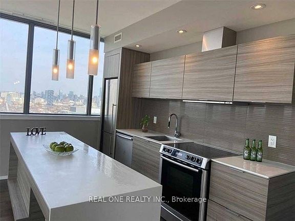 4th image of 8 Charlotte St #2702