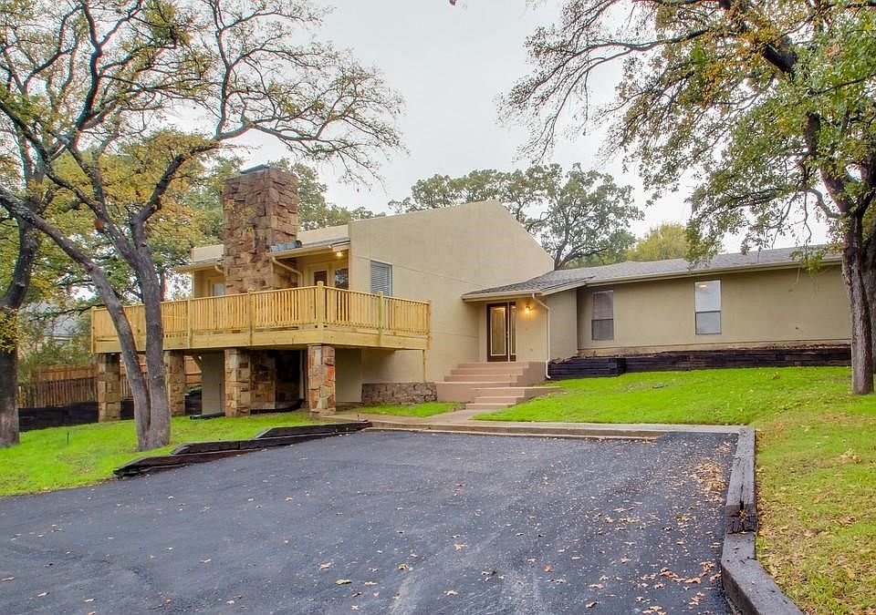 Enjoy the feel of a secluded location on the spacious balcony.  Imagine coffee in the trees .