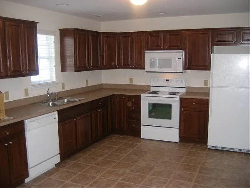 481 W Walnut St — Photo 3