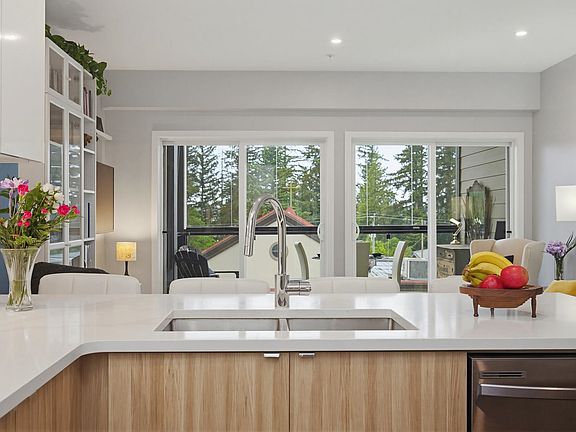 5th image of 2649 James St #505