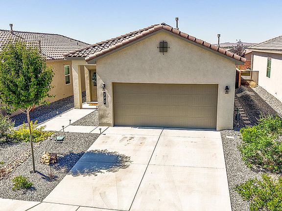 4th image of 772 Amatista Loop SE