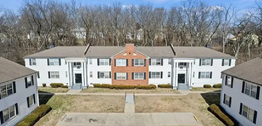 Plaza Hill Manor — Photo 2