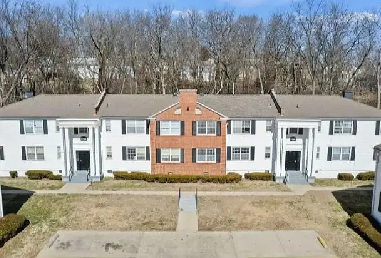Plaza Hill Manor — Photo 1