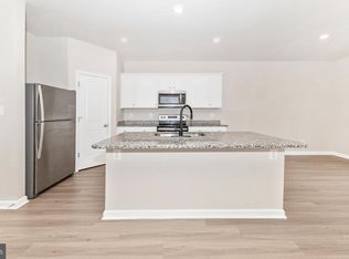 86 Paddington St, Falling Waters, WV 25419