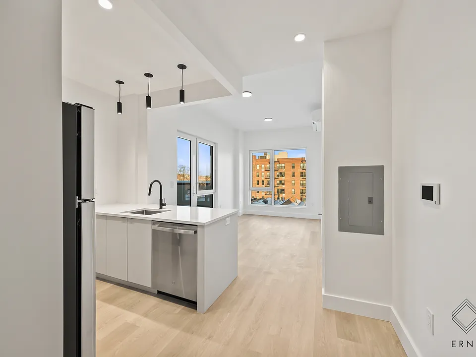 354 E 28th St #5L