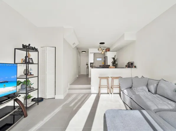 10900 SW 104th St APT 102, Miami, FL 33176