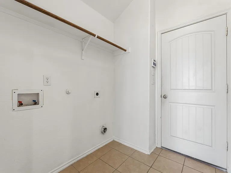 1011 Meadow Green Ct — Photo 24