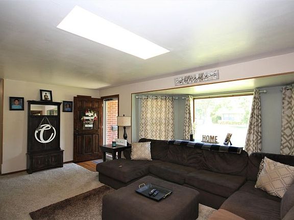 3rd image of 2318 Primrose Dr