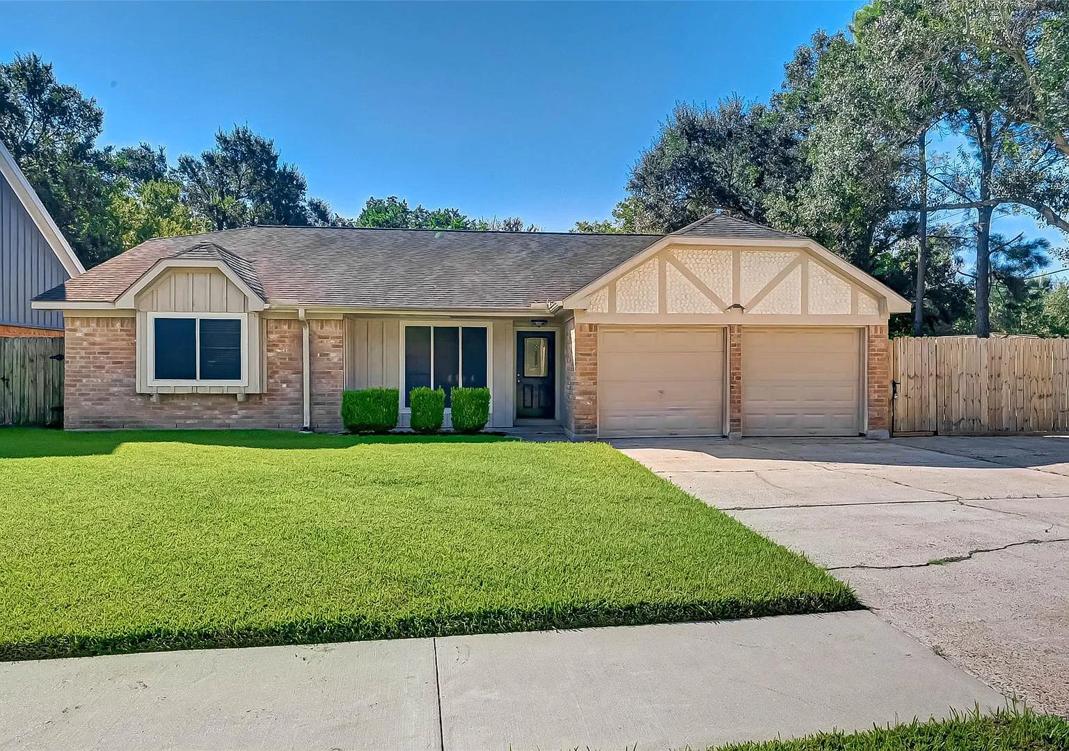 1406 Pinecroft Dr — Photo 1