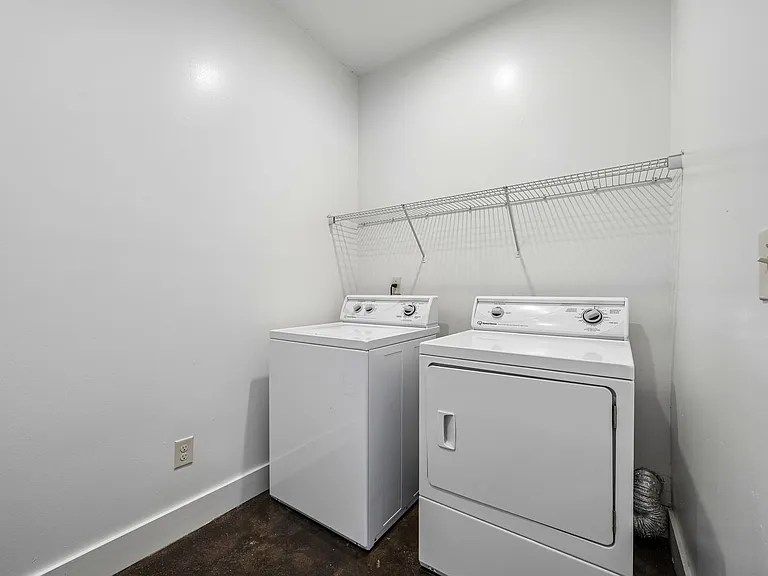 Beverly Townhomes — Photo 32