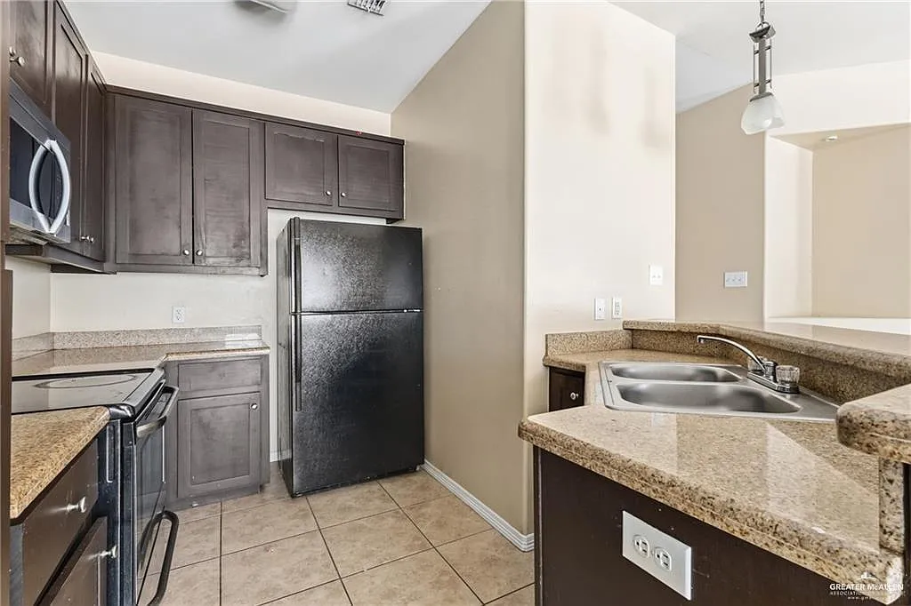 3 bed, 2.0 bath, 4160 sqft, $1,000 — Photo 4