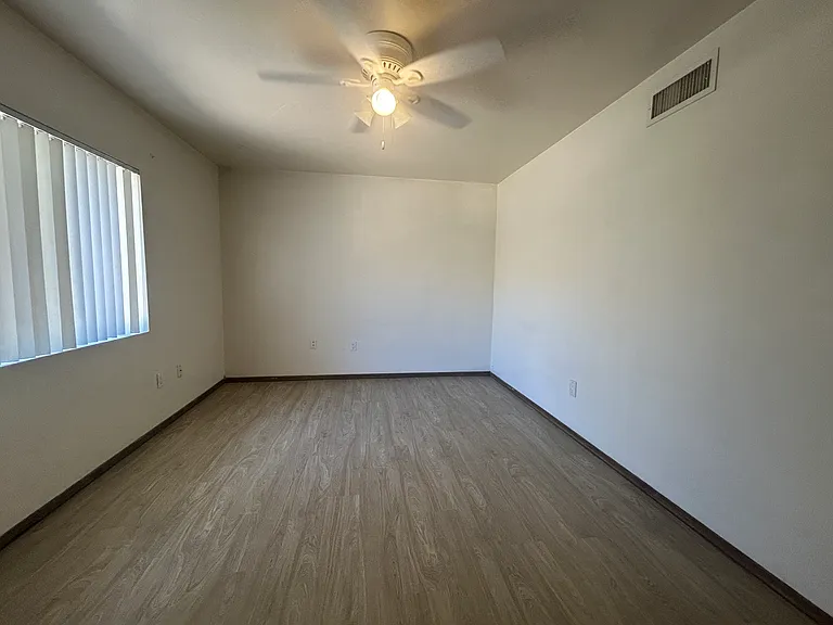 2141 E Manhatton Dr — Photo 5