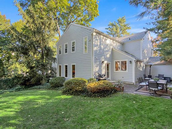 3rd image of 89 Surrey Ln