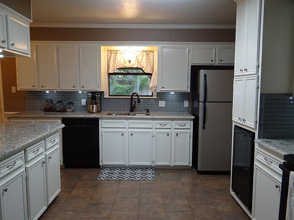 5th image of 112 Gardenview St
