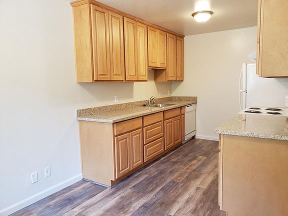 3rd image of 670 Lincoln Ave APT 2
