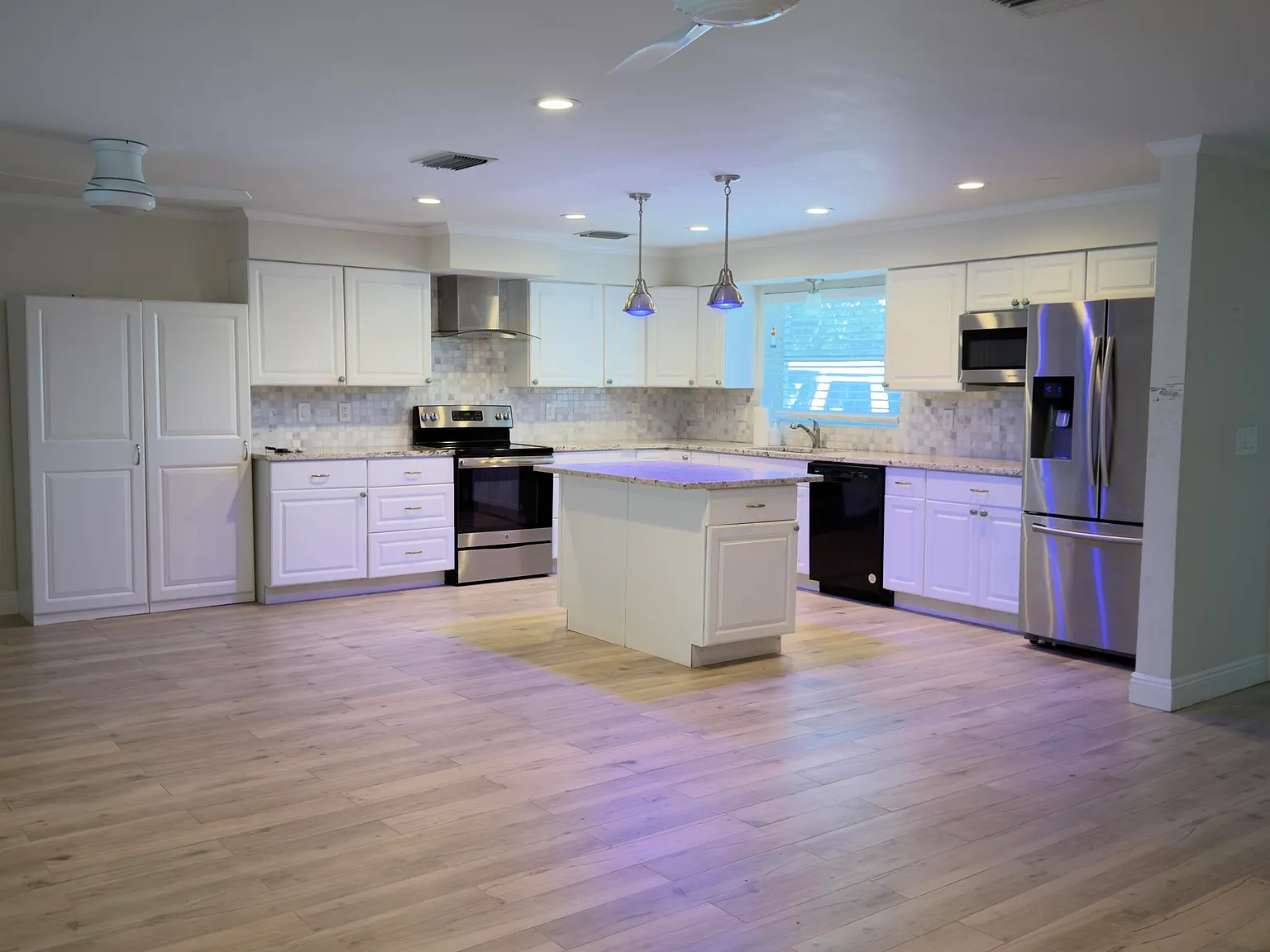 3 bed, 2.0 bath, 2056 sqft, $4,950 — Photo 2