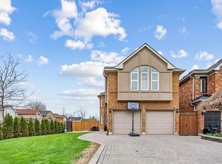 3671 Forest Bluff Cres, Mississauga, ON L5N 7W7