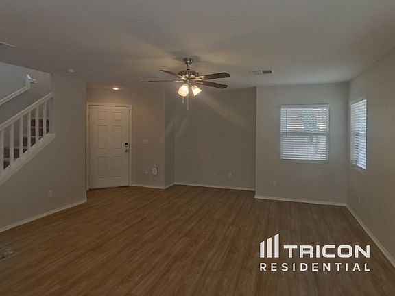 3rd image of 993 Medina De Leon Ave
