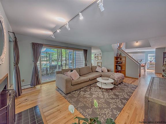 4th image of 7 Adrienne Ln