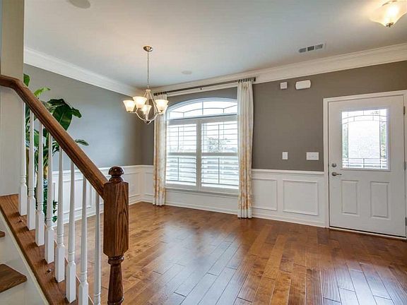 5th image of 2404 Parkwood Dr