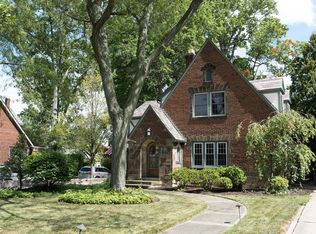 1079 Kenneth Dr, Lakewood, OH 44107