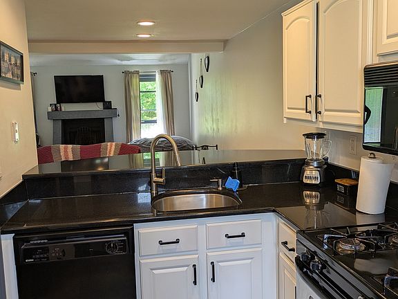 4th image of 6 Hickory Lane #6