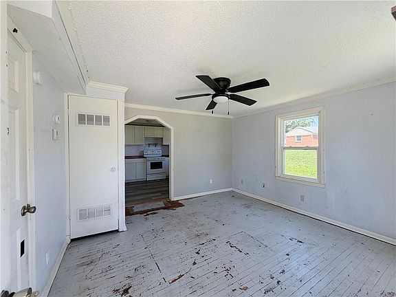 3rd image of 102 W Black Diamond St