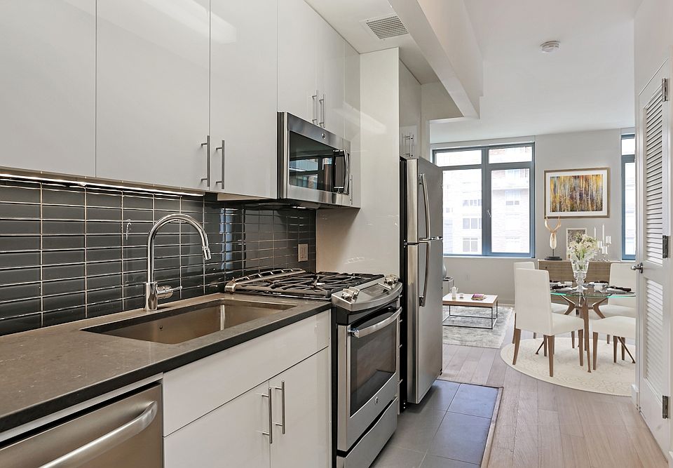 1st image of 180 Myrtle Ave APT 3S
