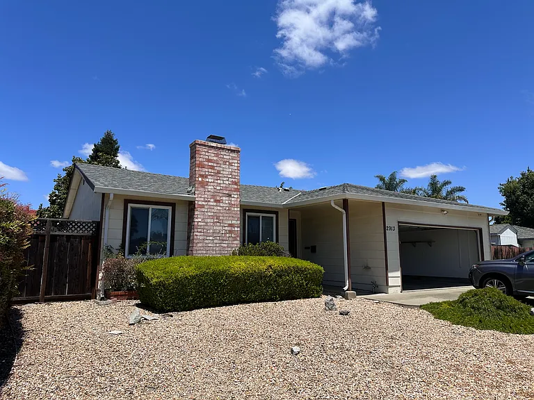 2913 Daisy Ct — Photo 2