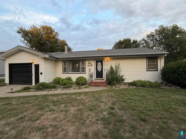 1018 N Elm St, Luverne, MN 56156