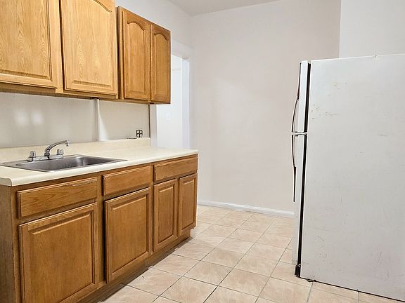 2nd image of 1462 Taylor Ave APT 6