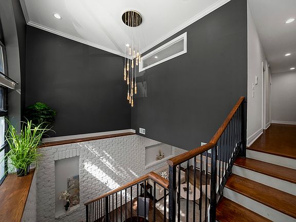 2nd image of 1709 N Paulina St #101