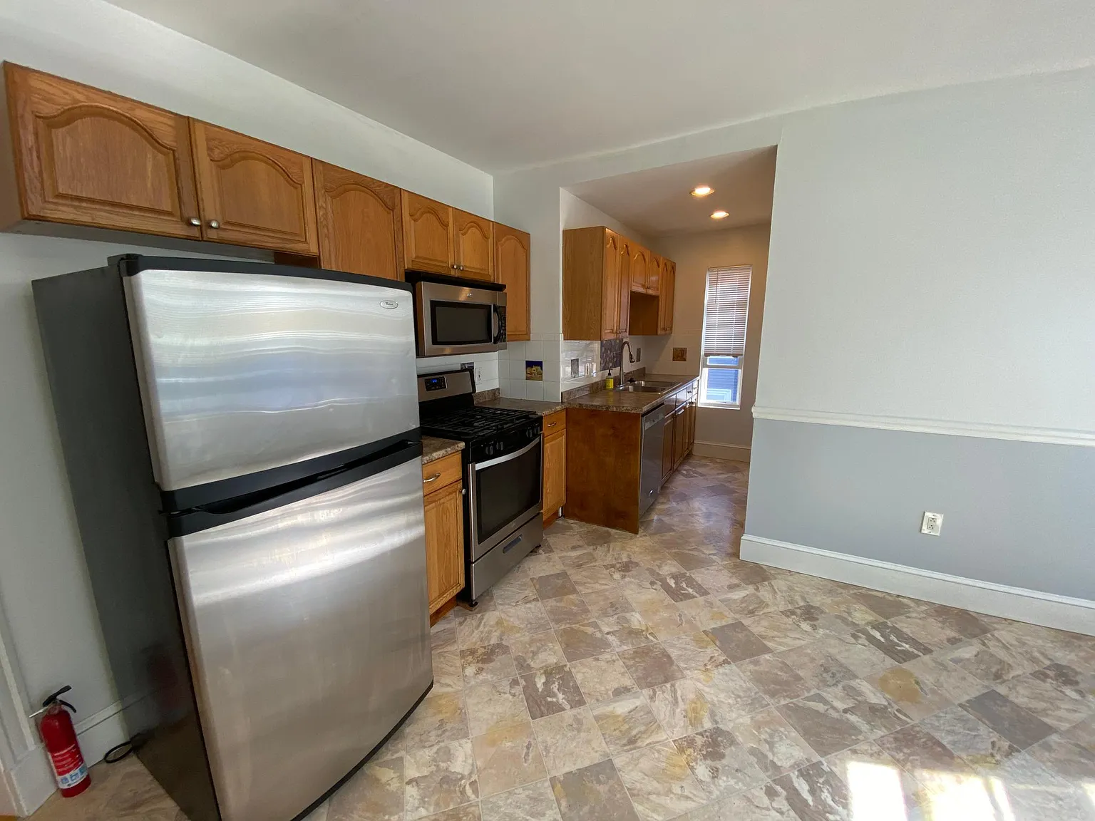 3 bed, 1000 sqft, $3,200 — Photo 2
