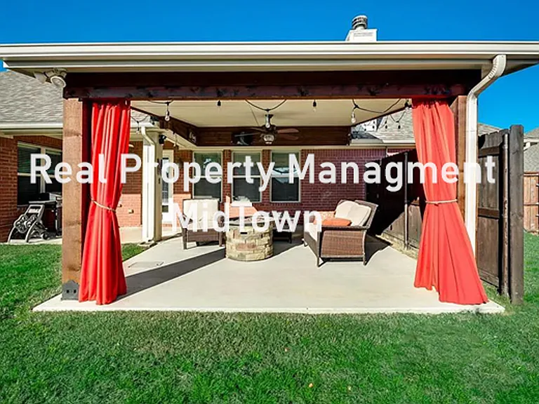 1105 Sunland Ct — Photo 2