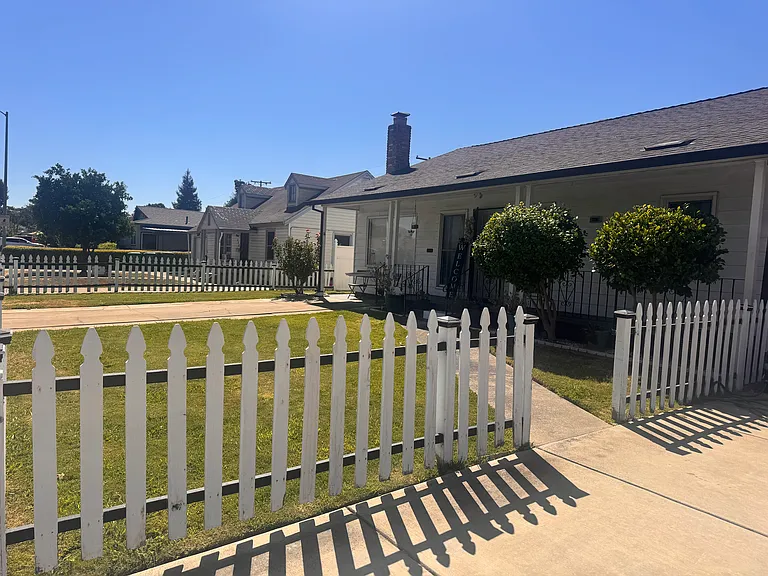 536 Eureka Ave — Photo 2