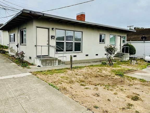 Front unfenced yard.