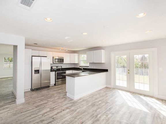 5th image of 3031 Larkspur St