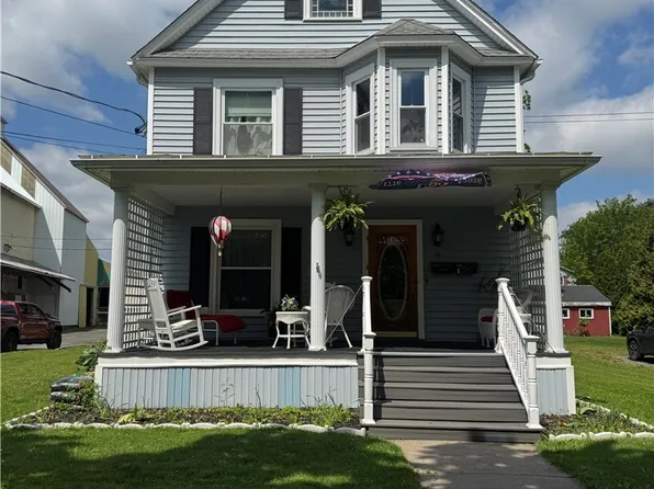 16 Orchard St, Middleport, NY 14105