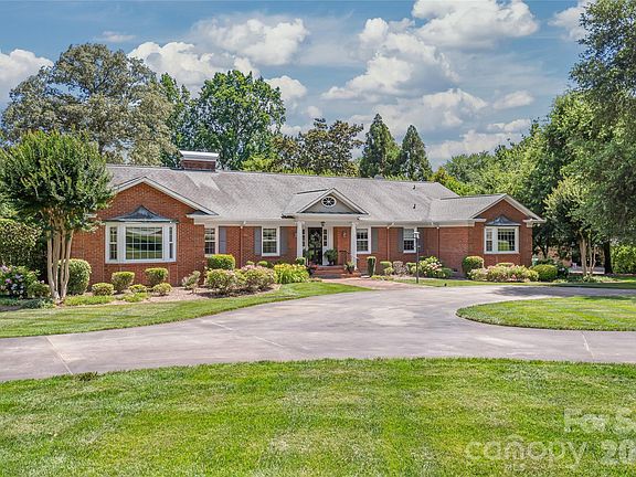 3rd image of 301 Fairway Dr