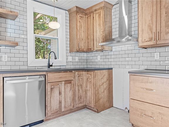 5th image of 476 Woodland Ave