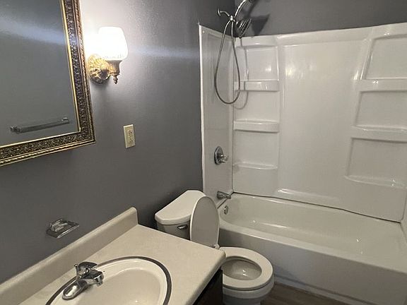 4th image of 2027-2037 S River St #2B-1BA